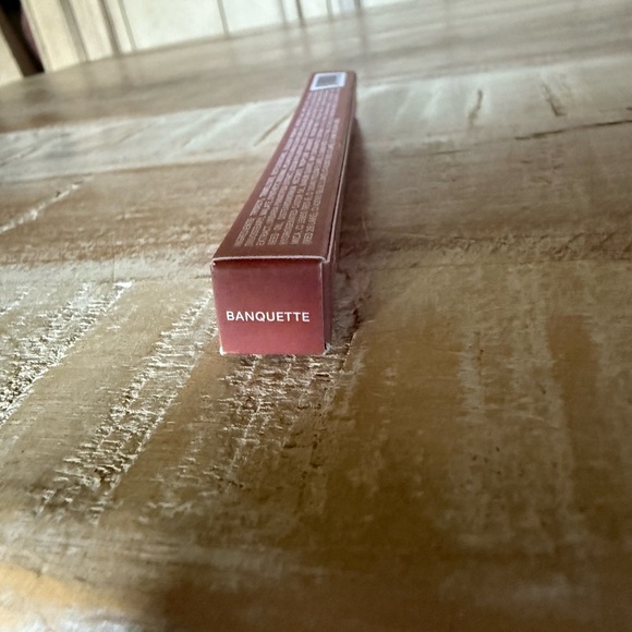 ILIA Lip Sketch Hydrating Crayon - Banquette - Picture 3 of 5